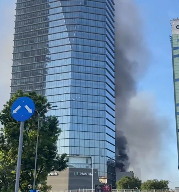 TP.HCM: Cháy sân thượng tòa nhà kinh doanh spa gần cầu Ba Son TP.HCM: Cháy sân thượng tòa nhà kinh doanh spa gần cầu Ba Son