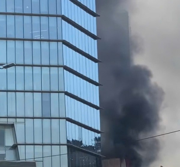 TP.HCM: Cháy sân thượng tòa nhà kinh doanh spa gần cầu Ba Son TP.HCM: Cháy sân thượng tòa nhà kinh doanh spa gần cầu Ba Son