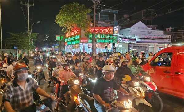 TP.HCM: Cháy trụ điện đường dây trung thế, nhiều nhà dân mất điện TP.HCM: Cháy trụ điện đường dây trung thế, nhiều nhà dân mất điện