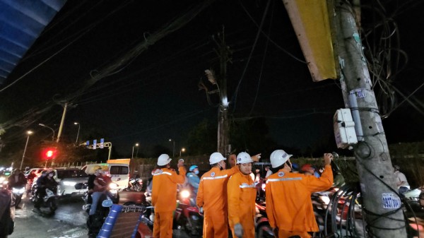 TP.HCM: Cháy trụ điện đường dây trung thế, nhiều nhà dân mất điện TP.HCM: Cháy trụ điện đường dây trung thế, nhiều nhà dân mất điện
