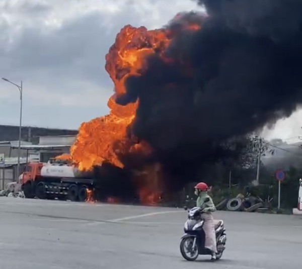 TP.HCM: Cháy xe bồn chở khoảng 20.000 lít xăng, lan sang nhiều nhà dân