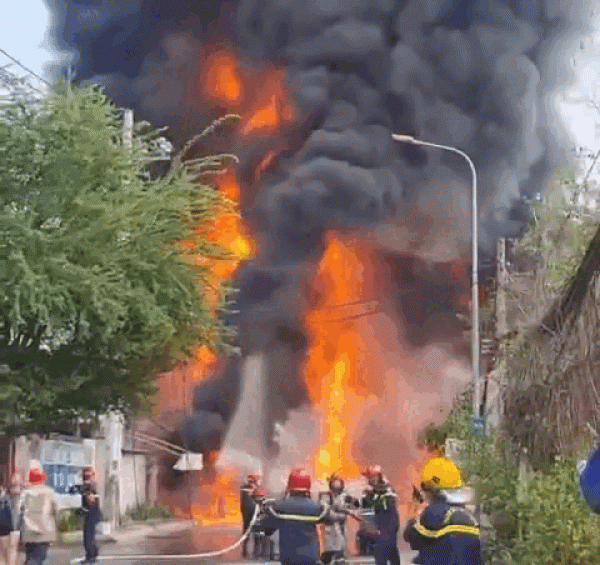 TP.HCM: Cháy xe bồn lan qua nhà máy ở xã Nhà Bè, lửa cao ngùn ngụt