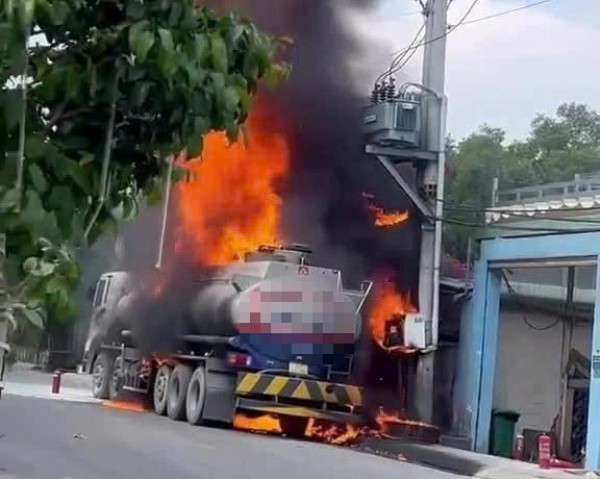 TP.HCM: Cháy xe bồn lan qua nhà máy ở xã Nhà Bè, lửa cao ngùn ngụt