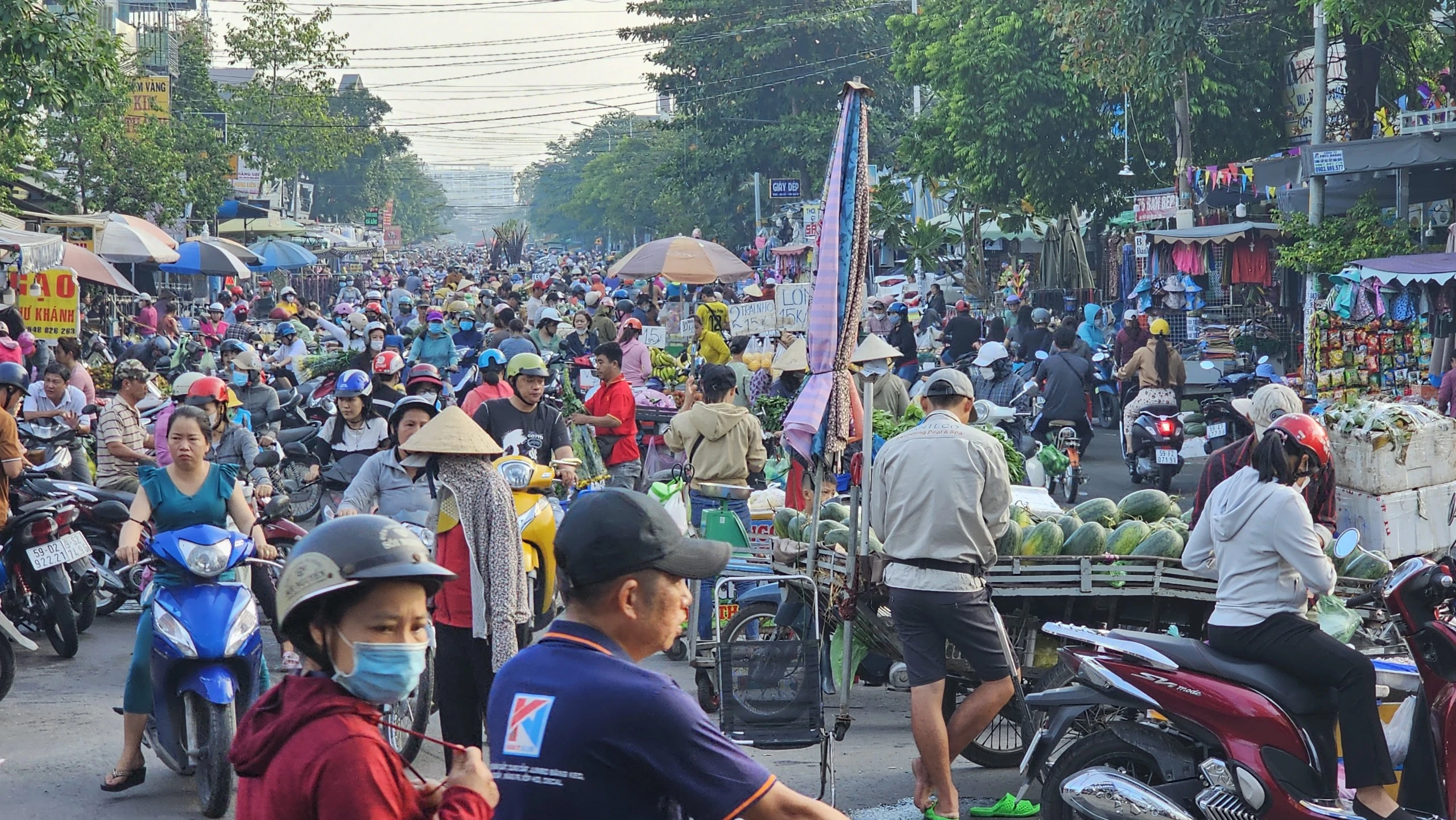 TP.HCM: Chợ tự phát ở P.Bình Hưng Hòa B khiến đường giao thông tắc nghẽn