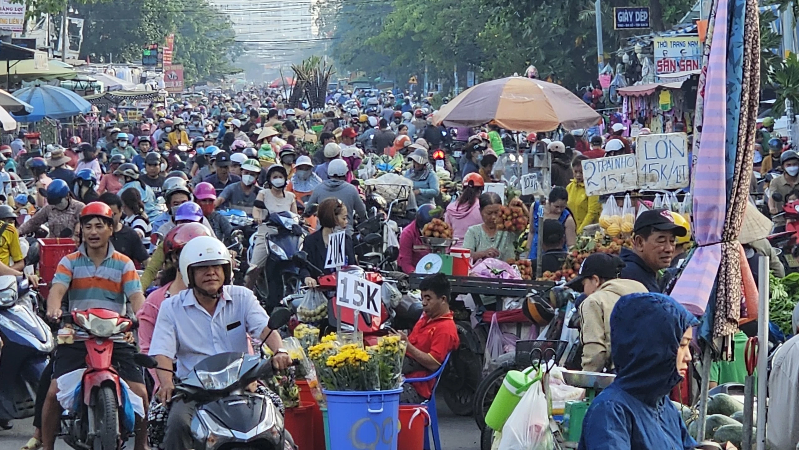 TP.HCM: Chợ tự phát ở P.Bình Hưng Hòa B khiến đường giao thông tắc nghẽn