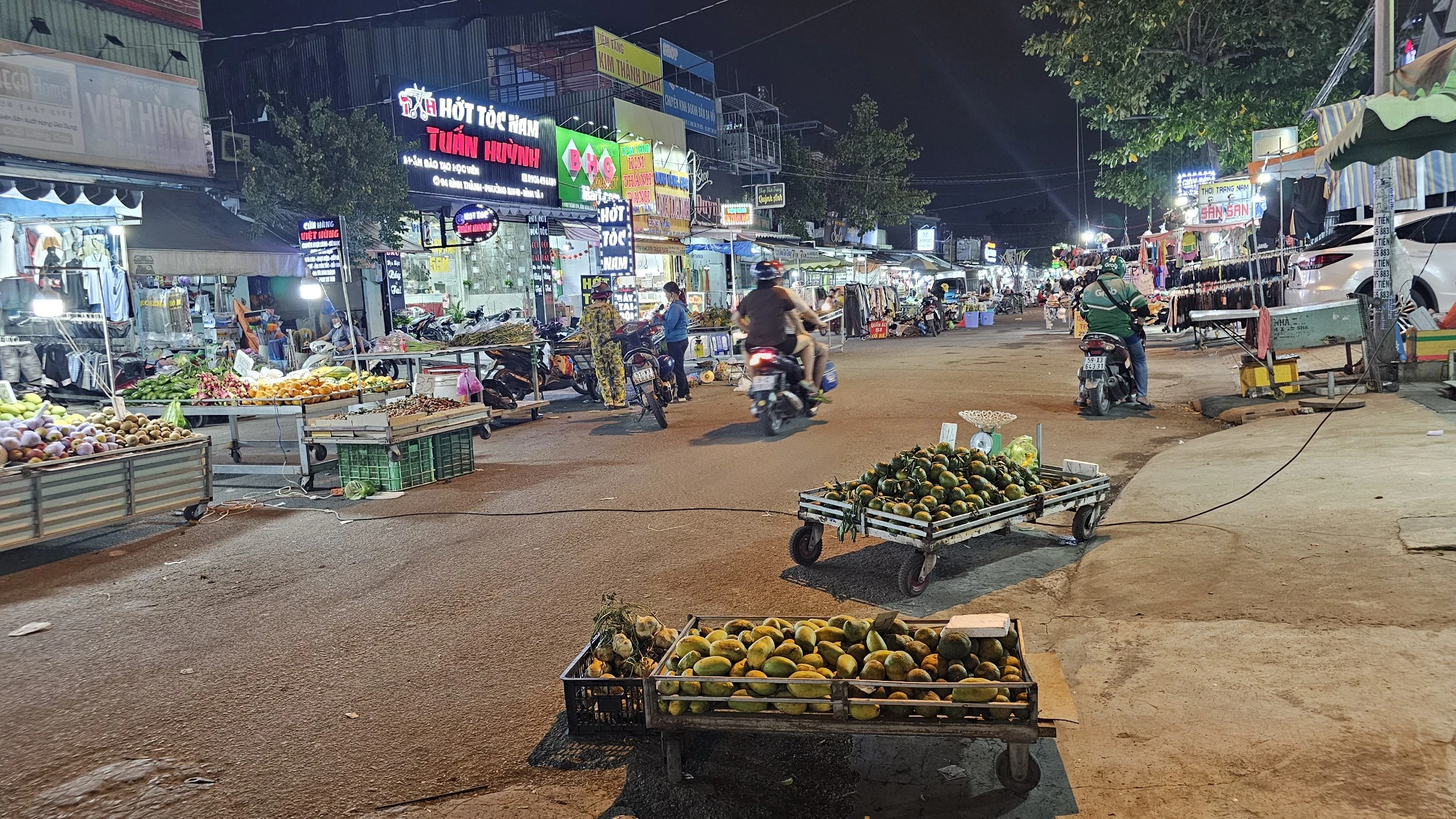 TP.HCM: Chợ tự phát ở P.Bình Hưng Hòa B khiến đường giao thông tắc nghẽn