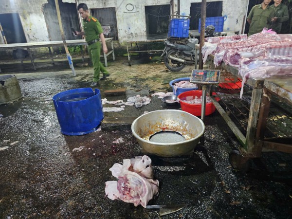 TP.HCM: Công an bắt quả tang lò mổ heo lậu, hoạt động sát nghĩa trang TP.HCM: Công an bắt quả tang lò mổ heo lậu, hoạt động sát nghĩa trang