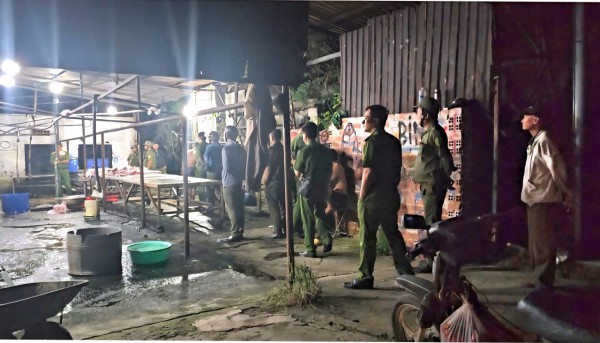 TP.HCM: Công an bắt quả tang lò mổ heo lậu, hoạt động sát nghĩa trang TP.HCM: Công an bắt quả tang lò mổ heo lậu, hoạt động sát nghĩa trang