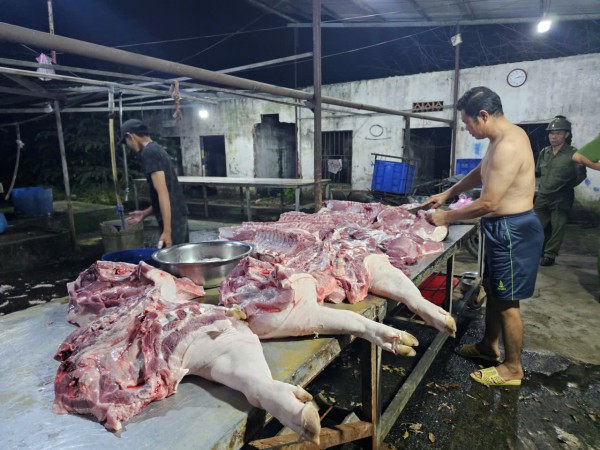 TP.HCM: Công an bắt quả tang lò mổ heo lậu, hoạt động sát nghĩa trang TP.HCM: Công an bắt quả tang lò mổ heo lậu, hoạt động sát nghĩa trang