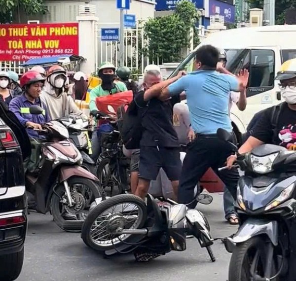 TP.HCM: Cụ ông bị người đi ô tô đánh tới tấp ở phường Sài Gòn