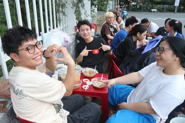 TP.HCM: Gánh bánh canh 0 đồng gây xúc động tại điểm cứu trợ vùng lũ miền Trung