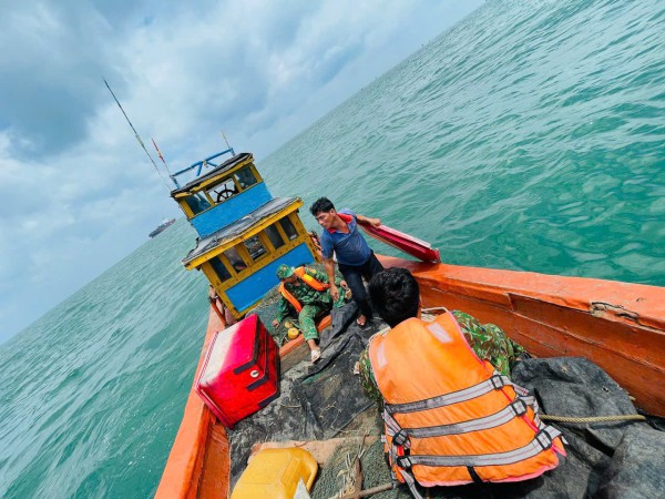 TP.HCM: Ghe cá bị chìm ngoài khơi, 2 ngư dân được cứu sống TP.HCM: Ghe cá bị chìm ngoài khơi, 2 ngư dân được cứu sống