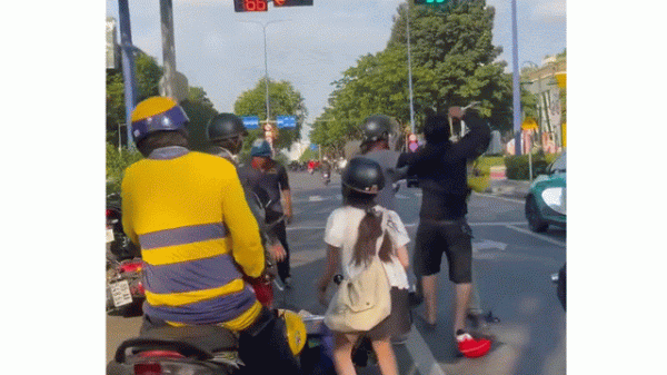 TP.HCM: Hai tài xế ẩu đả giữa giao lộ, nhiều xe máy bị xô ngã