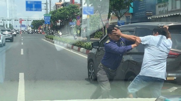 TP.HCM: Hai tài xế đánh nhau trong làn ô tô đường Phạm Văn Đồng