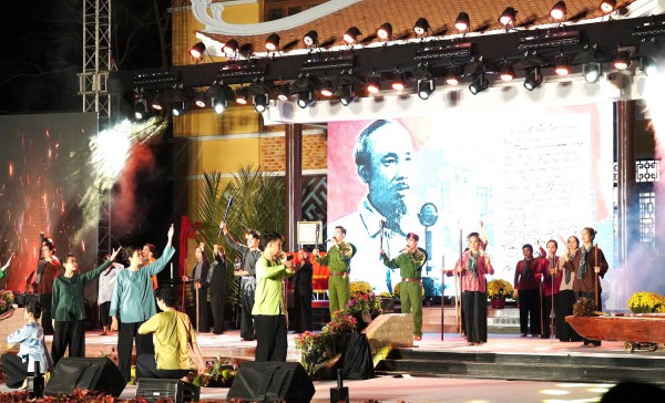 TP.HCM: Hào khí vùng bưng 6 xã sống lại trong đêm nghệ thuật ở Long Trường TP.HCM: Hào khí vùng bưng 6 xã sống lại trong đêm nghệ thuật ở Long Trường