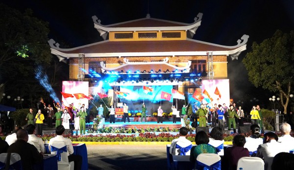 TP.HCM: Hào khí vùng bưng 6 xã sống lại trong đêm nghệ thuật ở Long Trường TP.HCM: Hào khí vùng bưng 6 xã sống lại trong đêm nghệ thuật ở Long Trường