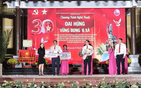 TP.HCM: Hào khí vùng bưng 6 xã sống lại trong đêm nghệ thuật ở Long Trường TP.HCM: Hào khí vùng bưng 6 xã sống lại trong đêm nghệ thuật ở Long Trường