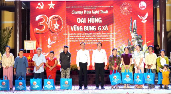 TP.HCM: Hào khí vùng bưng 6 xã sống lại trong đêm nghệ thuật ở Long Trường TP.HCM: Hào khí vùng bưng 6 xã sống lại trong đêm nghệ thuật ở Long Trường