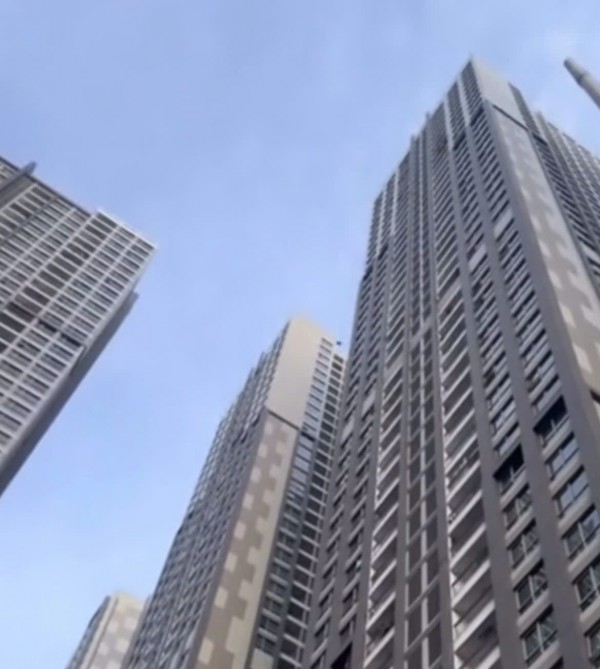 TP.HCM: Khiếp vía thanh niên ném 3 bình nước suối 20 lít từ chung cư xuống đất TP.HCM: Khiếp vía thanh niên ném 3 bình nước suối 20 lít từ chung cư xuống đất