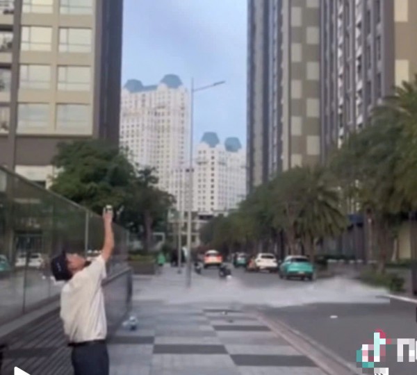 TP.HCM: Khiếp vía thanh niên ném 3 bình nước suối 20 lít từ chung cư xuống đất TP.HCM: Khiếp vía thanh niên ném 3 bình nước suối 20 lít từ chung cư xuống đất