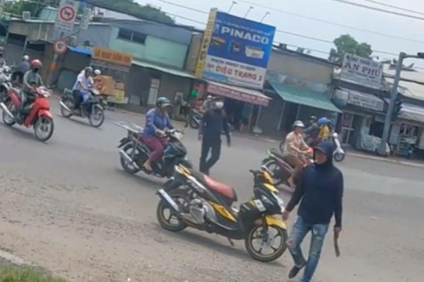 TP.HCM: Khống chế người đàn ông cầm rựa ra đường, có biểu hiện bất thường TP.HCM: Khống chế người đàn ông cầm rựa ra đường, có biểu hiện bất thường