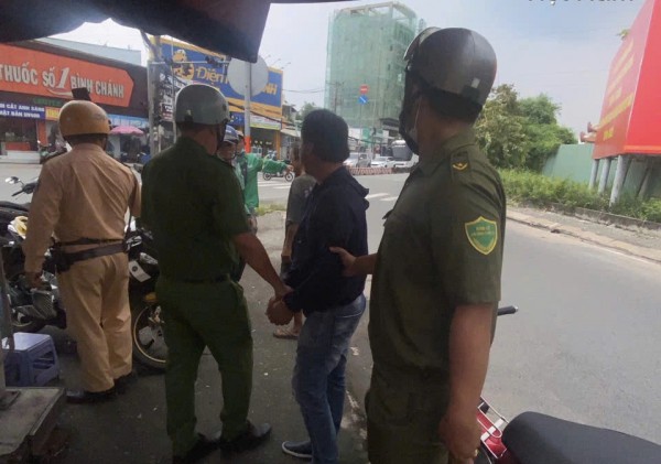 TP.HCM: Khống chế người đàn ông cầm rựa ra đường, có biểu hiện bất thường TP.HCM: Khống chế người đàn ông cầm rựa ra đường, có biểu hiện bất thường