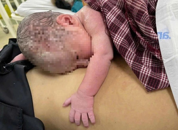 TP.HCM: Không kịp đến bệnh viện, sản phụ sinh con ngay trên xe cấp cứu TP.HCM: Không kịp đến bệnh viện, sản phụ sinh con ngay trên xe cấp cứu