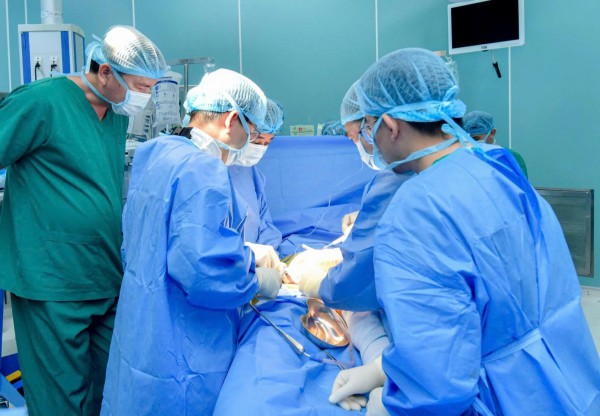 TP.HCM: Kích hoạt 'báo động đỏ' cứu cô gái bị xe container tông nguy kịch TP.HCM: Kích hoạt 'báo động đỏ' cứu cô gái bị xe container tông nguy kịch