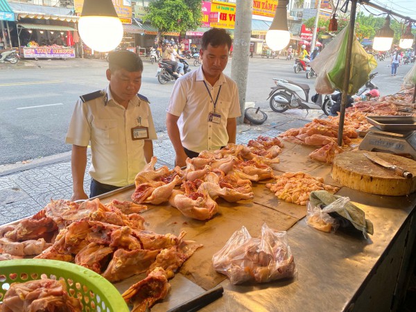TP.HCM: Kiểm tra chợ Mỹ Phước 3, phát hiện nhiều điểm giết mổ gia cầm trái phép