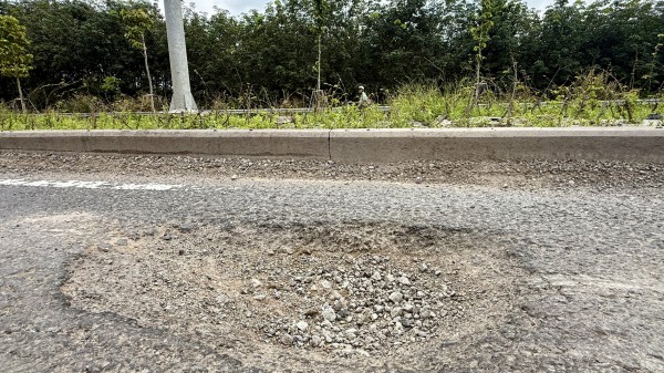 TP.HCM: Loạt ổ gà, ổ voi trên đường ngàn tỉ vẫn chưa được sửa chữa