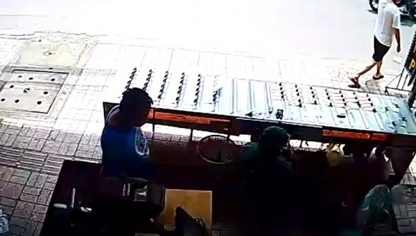 TP.HCM: Mãi bấm điện thoại, cửa hàng bị lấy trộm 812 tờ vé số