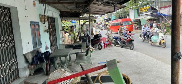 TP.HCM: Mở cửa nhà, tá hỏa phát hiện người lạ tử vong trên ghế đá TP.HCM: Mở cửa nhà, tá hỏa phát hiện người lạ tử vong trên ghế đá