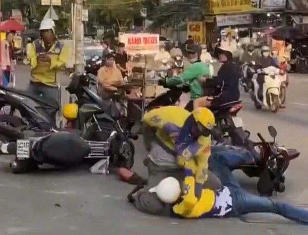 TP.HCM: Mời làm việc 2 tài xế đánh nhau tới tấp trước cổng trường đại học TP.HCM: Mời làm việc 2 tài xế đánh nhau tới tấp trước cổng trường đại học