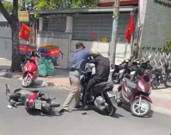 TP.HCM: Nam thanh niên bị người đàn ông đuổi đánh giữa đường TP.HCM: Nam thanh niên bị người đàn ông đuổi đánh giữa đường