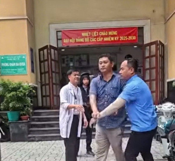 TP.HCM: Nam thanh niên bị người đàn ông đuổi đánh giữa đường TP.HCM: Nam thanh niên bị người đàn ông đuổi đánh giữa đường