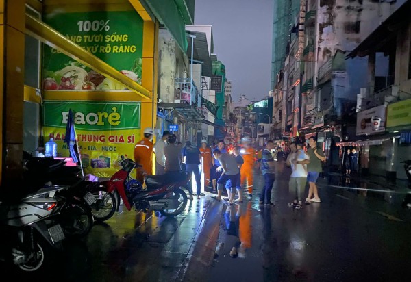 TP.HCM: Nam thanh niên nghi bị điện giật tử vong khi qua đoạn đường ngập