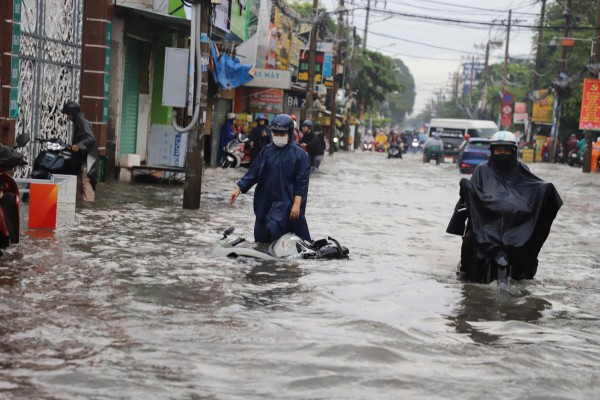 TP.HCM: Ngập sâu, người đi đường 'chôn chân' chờ nước rút TP.HCM: Ngập sâu, người đi đường 'chôn chân' chờ nước rút