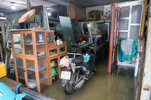 TP.HCM: Ngập sâu, người đi đường 'chôn chân' chờ nước rút TP.HCM: Ngập sâu, người đi đường 'chôn chân' chờ nước rút