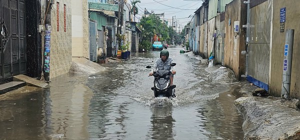 TP.HCM: Ngập sâu, người đi đường 'chôn chân' chờ nước rút TP.HCM: Ngập sâu, người đi đường 'chôn chân' chờ nước rút
