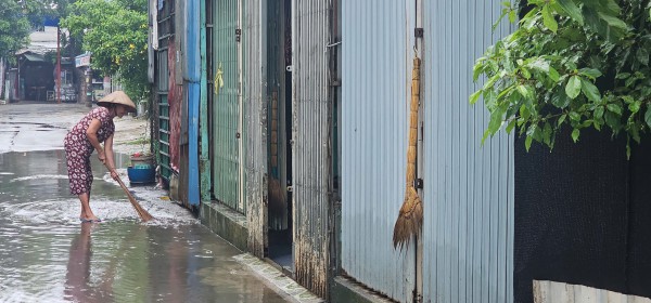 TP.HCM: Ngập sâu, người đi đường 'chôn chân' chờ nước rút TP.HCM: Ngập sâu, người đi đường 'chôn chân' chờ nước rút