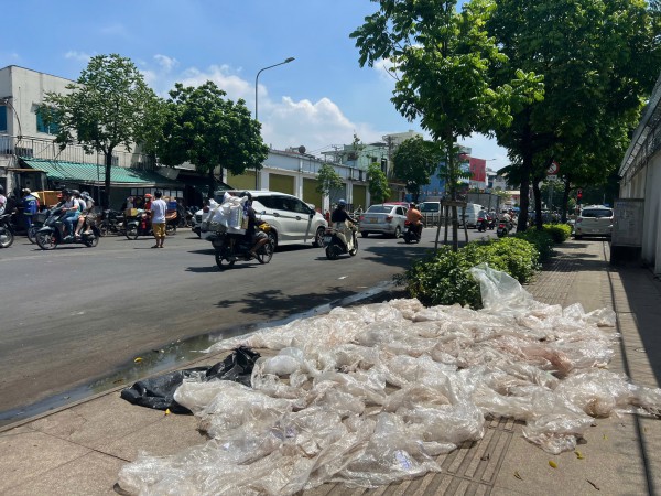 TP.HCM: Người dân 'nuốt không nổi cơm' vì trạm trung chuyển rác Tân Hóa bẩn thỉu