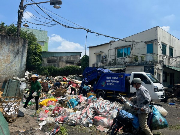 TP.HCM: Người dân 'nuốt không nổi cơm' vì trạm trung chuyển rác Tân Hóa bẩn thỉu