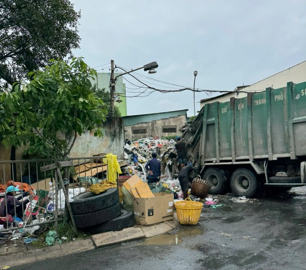 TP.HCM: Người dân 'nuốt không nổi cơm' vì trạm trung chuyển rác Tân Hóa bẩn thỉu