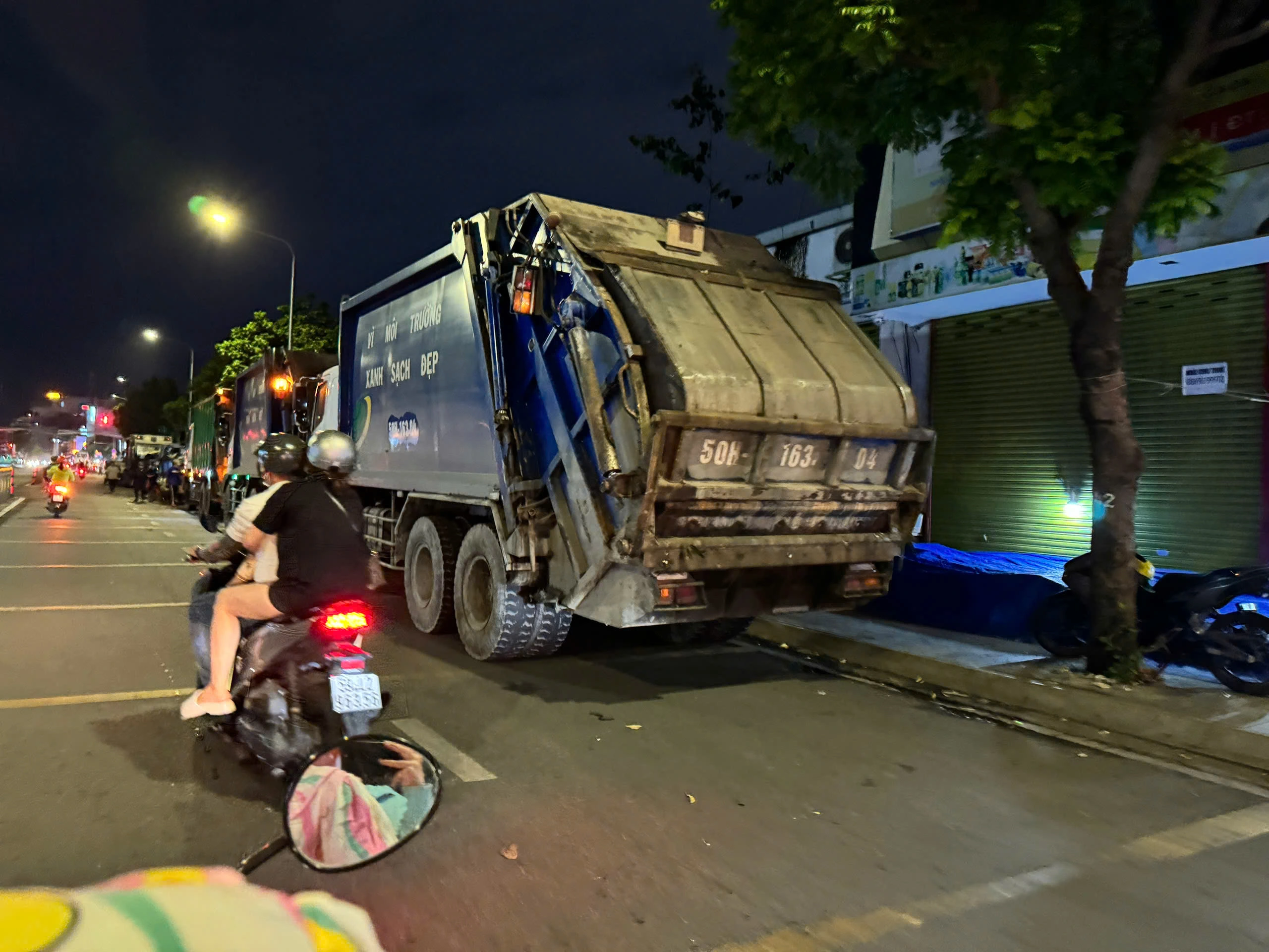 TP.HCM: Người dân 'nuốt không nổi cơm' vì trạm trung chuyển rác Tân Hóa bẩn thỉu