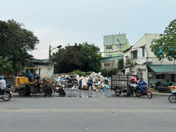 TP.HCM: Người dân 'nuốt không nổi cơm' vì trạm trung chuyển rác Tân Hóa bẩn thỉu