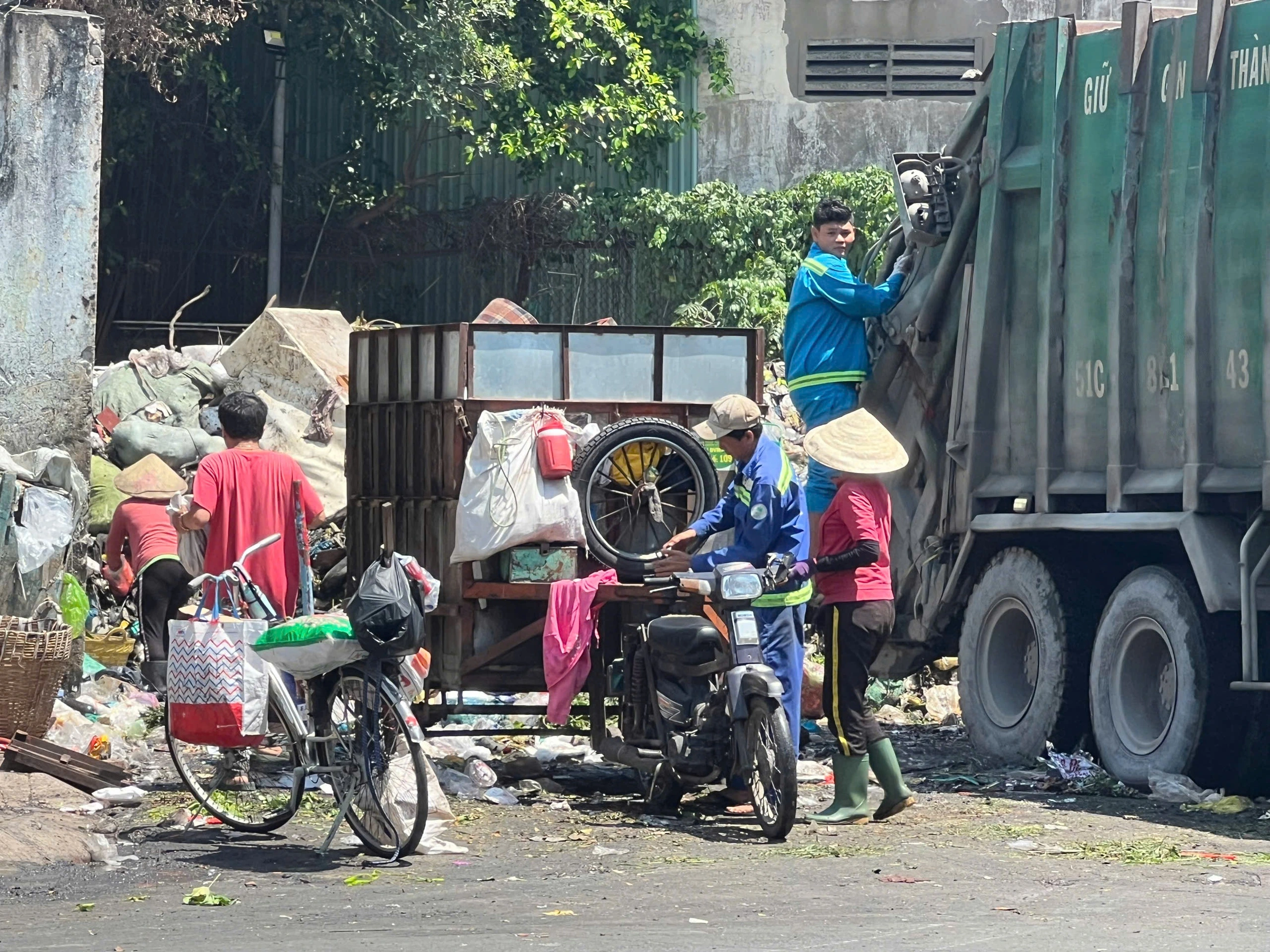 TP.HCM: Người dân 'nuốt không nổi cơm' vì trạm trung chuyển rác Tân Hóa bẩn thỉu