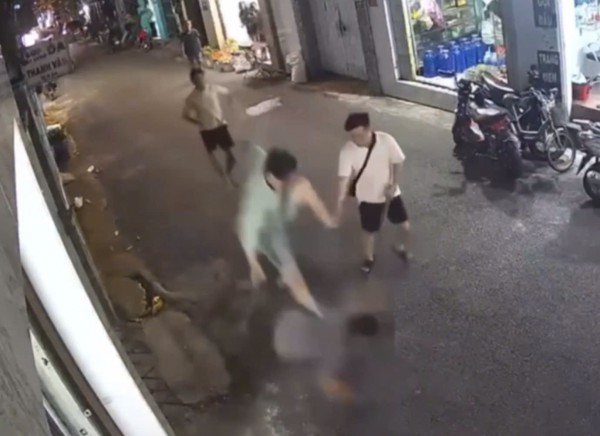 TP.HCM: Người đàn ông bị truy đuổi, hành hung đến ngất xỉu giữa đường