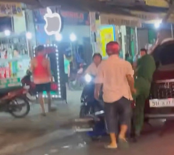 TP.HCM: Người đàn ông không chịu đo nồng độ cồn, tấn công tổ công tác TP.HCM: Người đàn ông không chịu đo nồng độ cồn, tấn công tổ công tác
