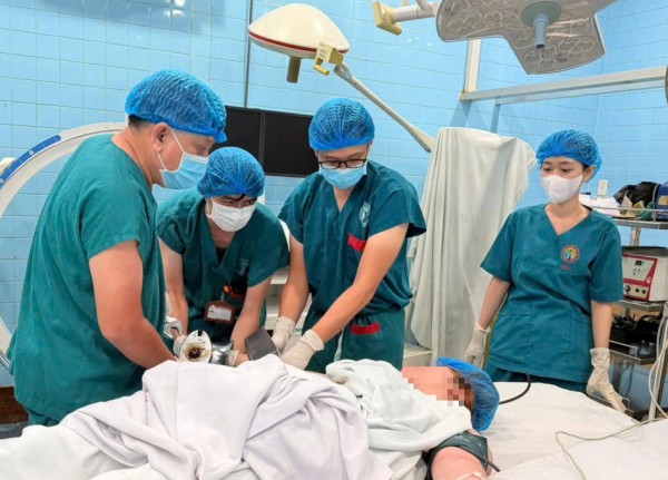 TP.HCM: Người phụ nữ đi cấp cứu với bàn tay phải dính chặt trong máy xay thịt