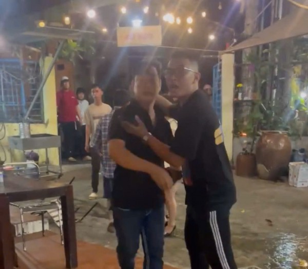 TP.HCM: Nhóm người xông vào đập phá quán ăn, tấn công khách hàng